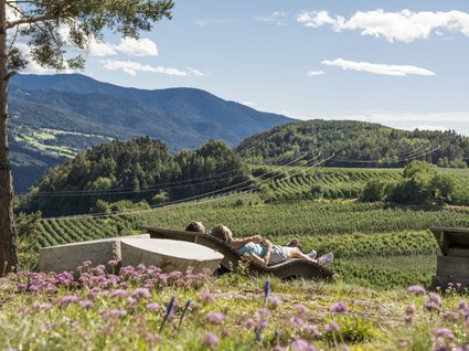 Appartamento a Naz-Sciaves Coppia rilassata su sdraio con vista su colline verdi e montagne