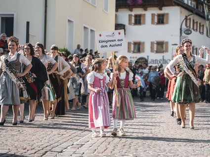 Appartamento a Naz-Sciaves Sfilata con donne in abiti tradizionali e bambine con cartello regine dall'estero